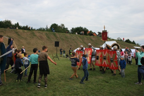 A kelta BOII törzset segítő gyerekek bátran szembeszálnak a hódító római legio egységével        val